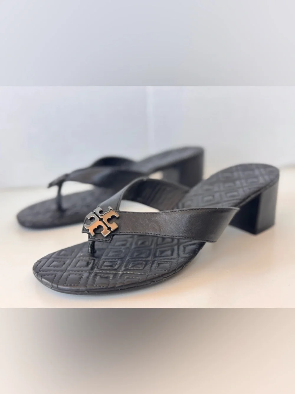 Tory Burch Black Pewter Leather Maybell Logo Thong Slip On Heel Sandals Size 7